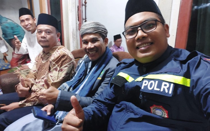 Bhabinkamtibmas Kelurahan Dusun Besar Polsek Gading Cempaka bersama warga.