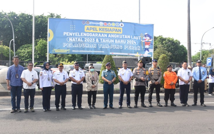 Asisten Operasi (Asops) Danlantamal V Kolonel Laut (P) Muhammad Taufik, M. Tr. Hanla., M. M menghadiri apel kesiapan penyelenggaraan Angkutan Laut Natal 2023 dan Tahun baru 2024 di halaman Terminal Gapura Surya Perak, Surabaya, Senin (18/12/2023)