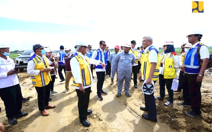 Menteri Pekerjaan Umum dan Perumahan Rakyat (PUPR) Basuki Hadimuljono meninjau progres pembangunan Jalan Tol Solo - Yogyakarta