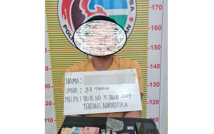 Tersangka dan barang bukti ditahan Sat Resnarkoba Polres Tapsel, guna pemeriksaan lebih lanjut