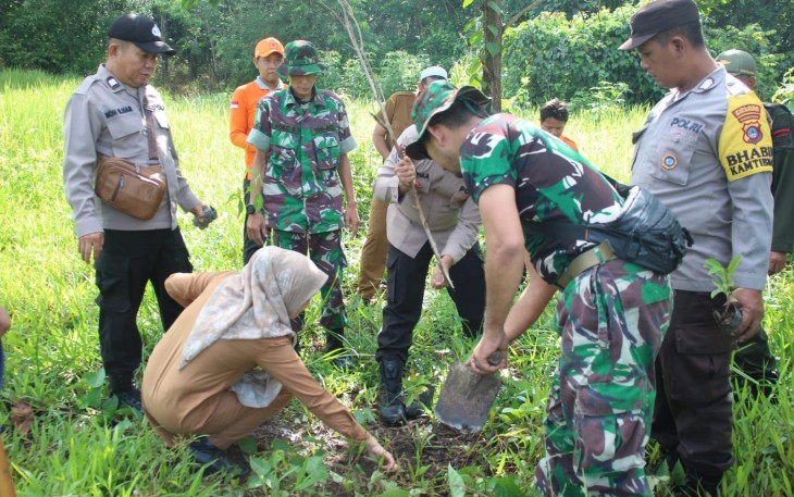 Kodim 1001/HSU-Balangan Beserta Jajaran Serentak Tanam Pohon dan Pembersihan Saluran Air Antisipasi Banjir