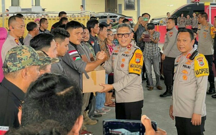 Wakapolda Sulut saat membagikan Baksos