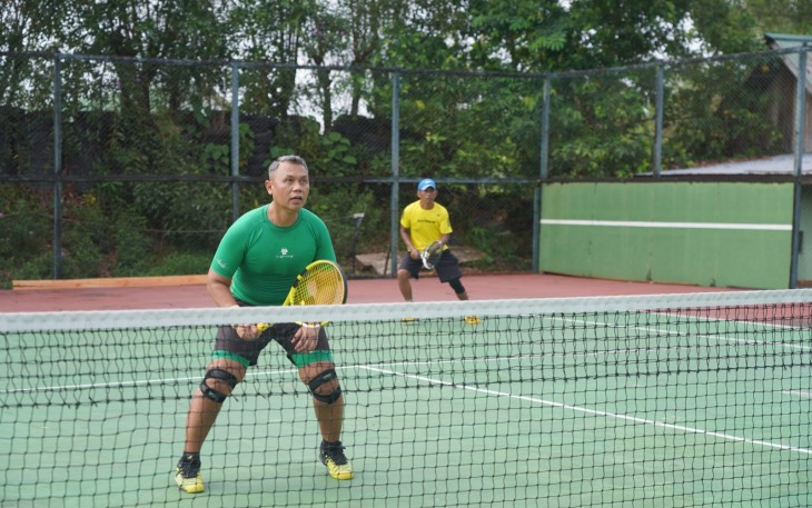 Prajurit Korem 121/ABW Bermain Tenis Lapangan 