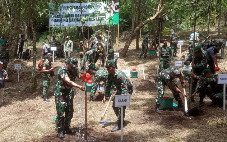 KASAD Jenderal Maruli Simanjuntak saat memimpin penanaman pohon untuk penghijauan Gunung Lawu, di kawasan Cemoro Sewu, Rabu (20/12/2023).