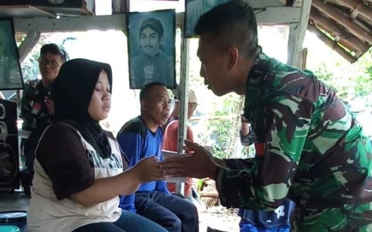 Kopasgat saat Sampaikan Permohonan Maaf Kepada Pemotor Korban Insiden di Jatiwarna, Bekasi
