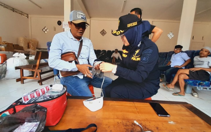Dokkes Polres Pagar Alam saat Cek Kesehatan Sopir dan Obat-Obatan