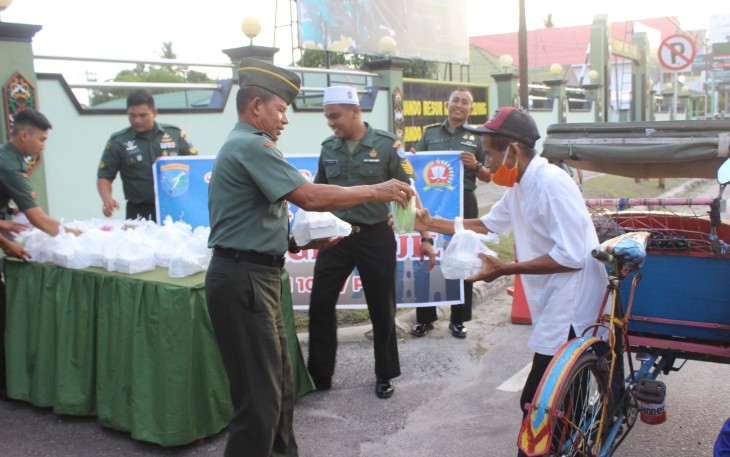 Kasdim 1016/Palangka Raya Bersama Perwira Staf Bagikan Takjil Kepada Warga 