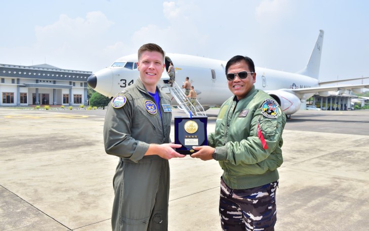 Dalam rangka Subject Matter Expert Exchange (SMEE) dan DV Flight P-8 US Navy dalam bidang operasi maritim, Kepala Staf Angkatan Laut (Kasal) Laksamana TNI Dr. Muhammad Ali melaksanakan joy flight on board di Pesawat United States Navy (P-8 Poseidon USN) di Base Ops Lanudal Juanda Puspenerbal, Jumat (15/12)