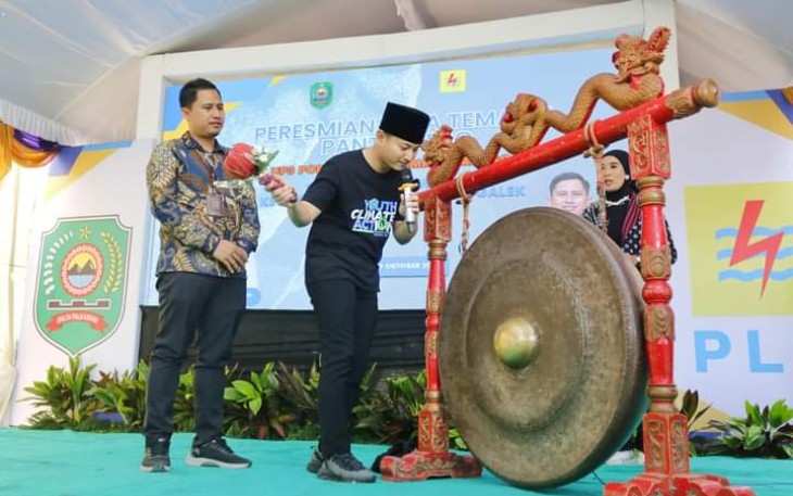 Bupati Trenggalek, Mochamad Nur Arifin, bersama PT. PLN (Persero) UP3 Ponorogo, saat meresmikan Desa Tematik Pantai Kebo di Desa Ngulungwetan Kecamatan Munjungan, Kabupaten Trenggalek, Kamis (19/10/2023)