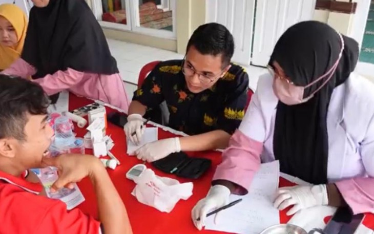 Petugas kesehatan saat screening warga binaan Lapas Suliki.