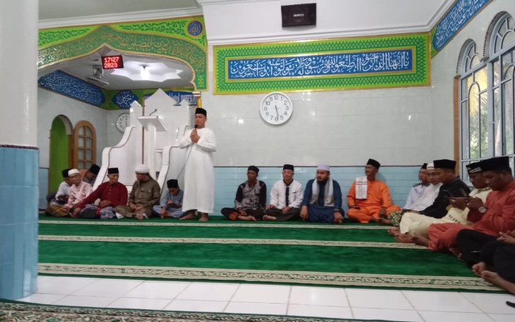Bupati Lingga M. Nizar didampingi Ketua TP PKK Kabupaten Lingga Maratusholiha saat kembali melanjutkan Safari Ramadhan di Pulau Singkep, Kamis (6/4/2023). 