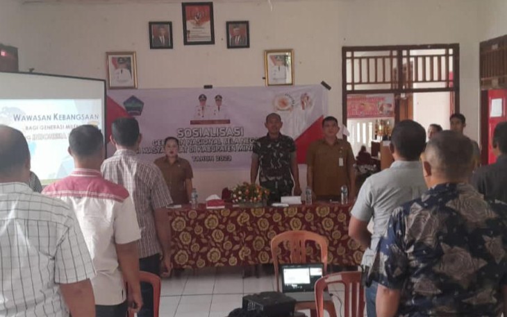 Personil Kodim 1310/Bitung bersama Pihak Kesbangpol Minut saat melakukan sosialisasi bela negara di kecamatan kema