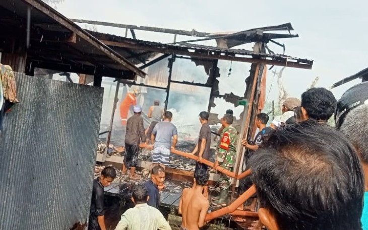 Sigap Babinsa Bantu Padamkan Kebakaran Rumah Warga