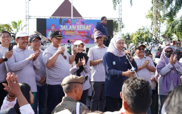 Gubernur Jawa Timur Khofifah Indar Parawansa  menggelar jalan sehat di Situbondo, Sabtu (16/12)