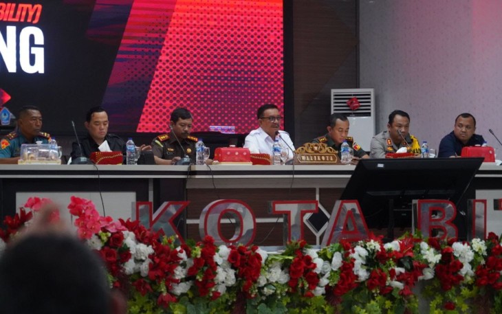 Wali Kota Bitung Maurits Mantiri bersama Unsur Forkompinda saat membuka kegiatan forum diskusi CSR Kota Bitung