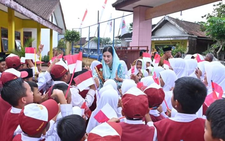 Bunda PAUD Kabupaten Trenggalek, Novita Hardini, saat mensosialisasikan transisi PAUD ke SD menyenangkan, di PAUD 42 Desa Puyung,  Senin (20/11/2023).