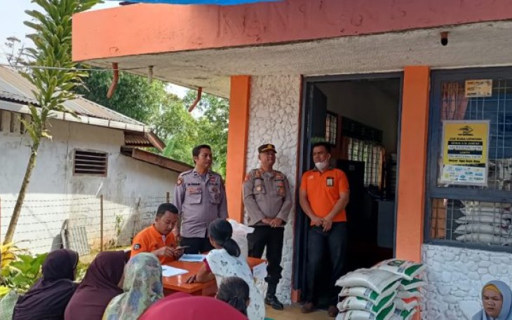 Kapolsek Saipar Dolok (SD) Hole, Iptu Amron Simanullang, SH, awasi langsung proses penyaluran bantuan beras dari pemerintah pusat ke masyarakat.