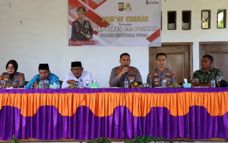 Kapolres dan Polwan Polres Bengkulu Utara saat Gelar Jumat Curhat