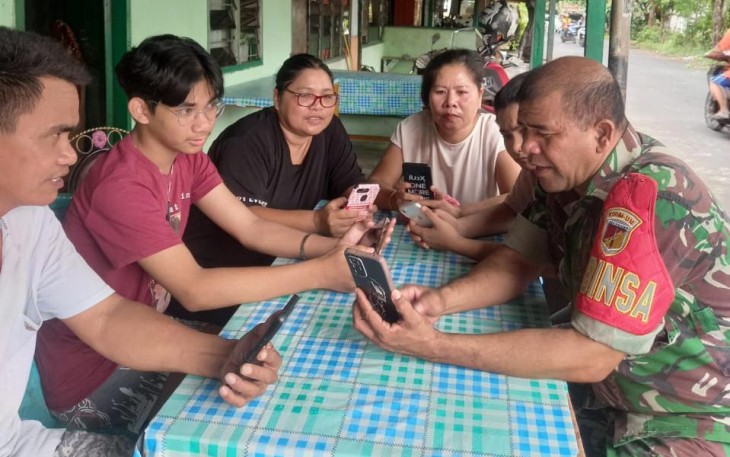 Babinsa Koramil jajaran kodim 1310/Bitung saat turun lapangan melakukan survei