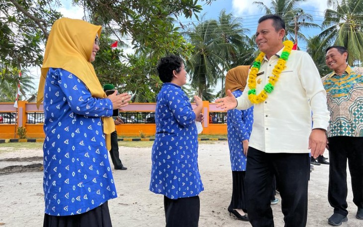 Gubernur bersama Ketua Komisi 4 DPRD Kepri saat tiba di Kabupaten Natuna 
