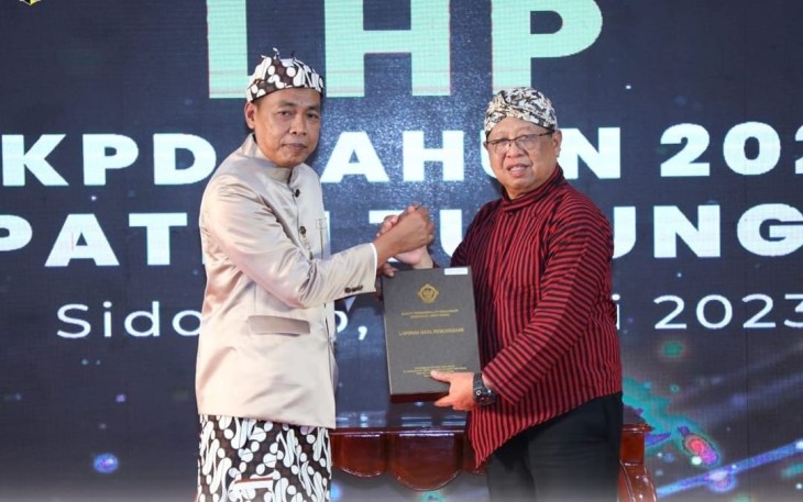 Bupati Tulungagung Drs Maryoto Birowo, M.M saat menerima piagam opini Wajar Tanpa Pengecualian