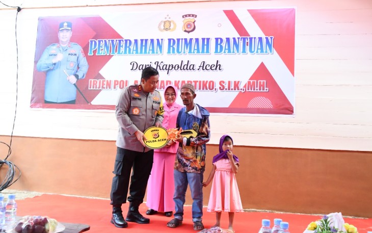  Kapolda Aceh Serahkan Bantuan Satu Unit Rumah Kepada Warga Peureulak Barat