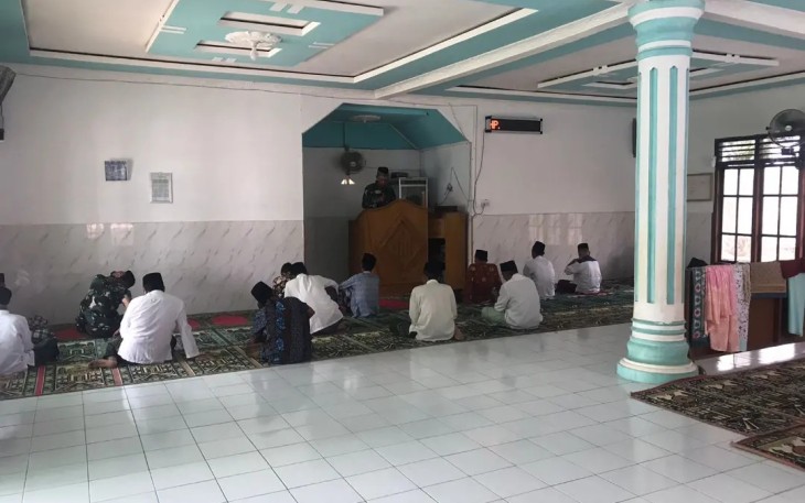 Personel Satgas TMMD Ke-118 Laksanakan Sholat Jumat Bersama Warga