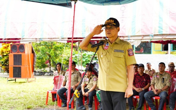 Wakil walikota Bitung Hengky Honandar saat memimpin apel dan pengukuhan KSB Kecamatan Lembut