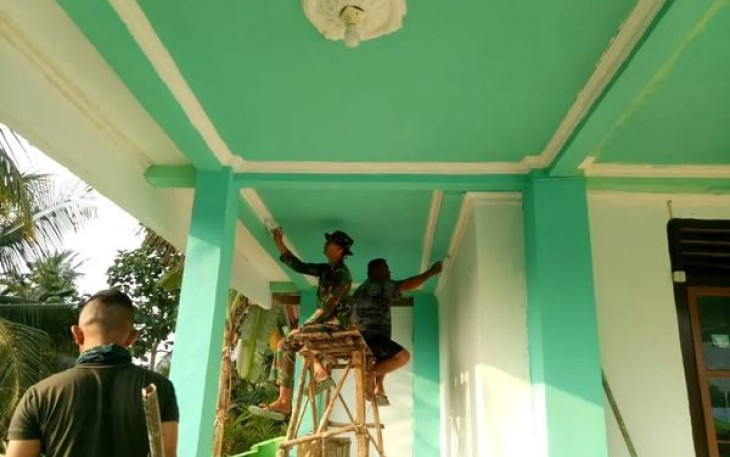 Warga Bersama Satgas TMMD 118 Lakukan Pengecetan Masjid 
