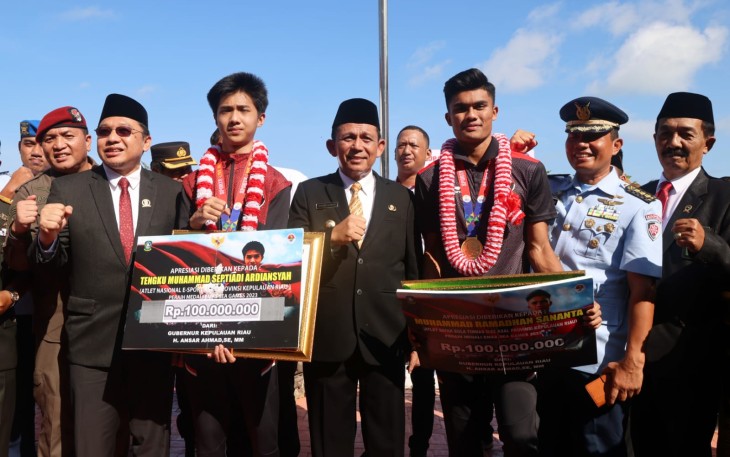 Gubernur Ansar secara simbolis saat Beri Bonus Atlet Peraih Medali SEA Games 2023 Asal Kepri disela Upacara Harkitnas ke-115 