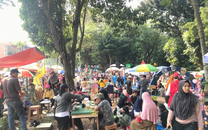 Sejumlah Warga Kota Depok tengah asik berburu kuliner di Pasar Kaget Merdek Depok