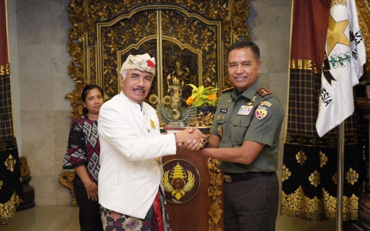 Pangdam IX/Udayana Mayjen TNI Harfendi, S.I.P., M.Sc., beserta rombongan melaksanakan kunjungan ke Puri Denbencingah Klungkung, di Desa Akah, Klungkung, pada Rabu (13/12/2023)