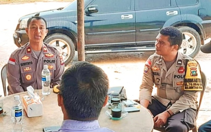 Kapolsek Bintan Utara saat Selesaikan Perselisihan Sesama Buruh dengan Damai