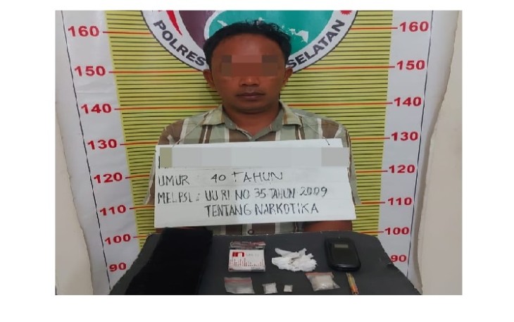 Tersangka berikut barang bukti,  saat berada di Sat Resnarkoba Polres Tapsel guna pemeriksaan lebih lanjut
