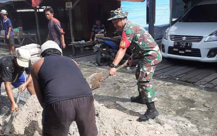 Serka Dasril Gotong Royong Bersama Warga Perbaiki Jalan Yang Rusak 