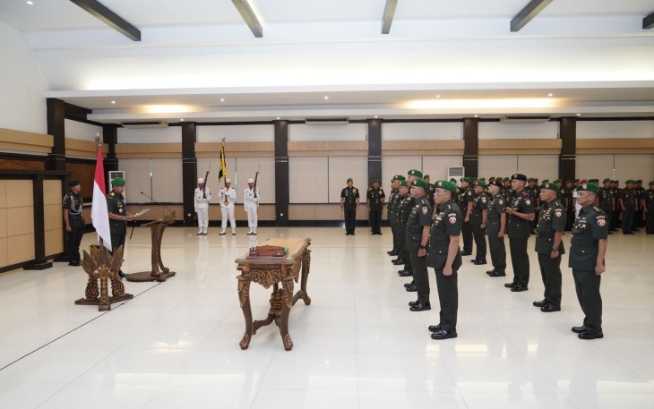 Pangdam IX/Udayana Mayor Jenderal TNI Harfendi, S.I.P., M.Sc., saat memimpin langsung Acara Serah Terima Jabatan dan Tradisi Laporan Korps Pejabat Kodam IX/Udayana, yang dilaksanakan di Aula Supardi Makodam IX/Udayana, Denpasar, pada Selasa 14 November 2023.