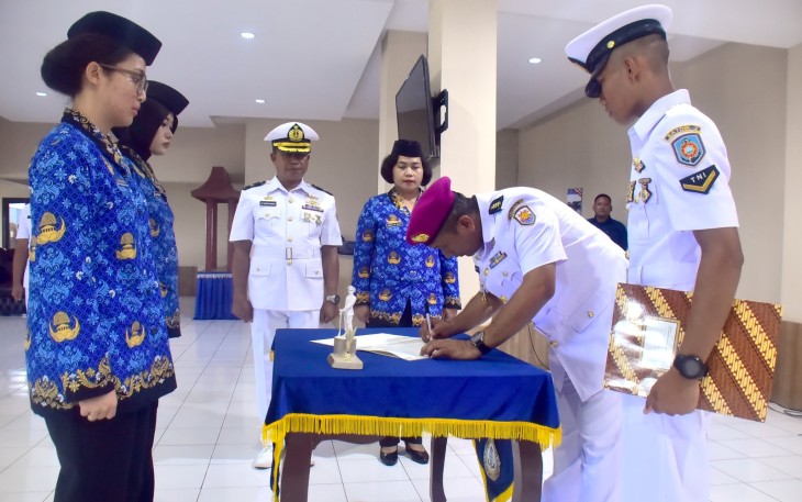 Pangkalan Utama TNI AL VI (Lantamal VI) Makassar melaksanakan upacara penyumpahan CPNS (Calon Pegawai Negeri Sipil)  menjadi PNS (Pegawai Negeri Sipil) golongan III Mako Lantamal VI bertempat diruang PP Jaladri Mako Lantamal VI, Senin (18/12/2023)