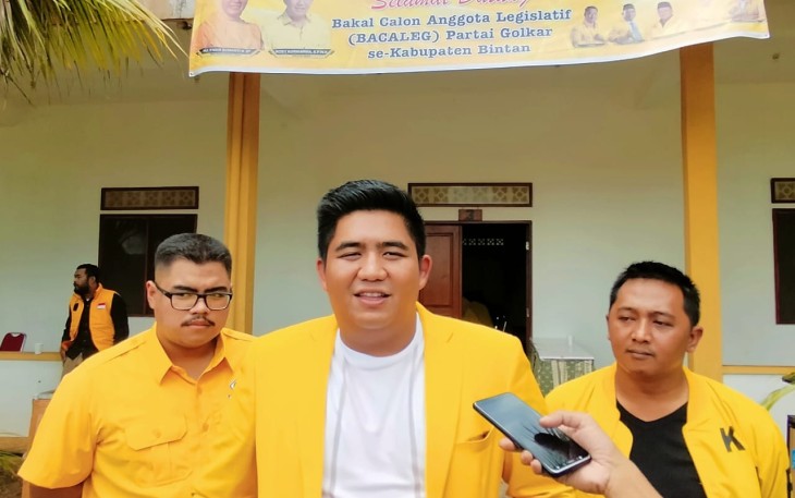 Bupati Bintan Roby Kurniawan SPWK saat diwawancarai awak media.