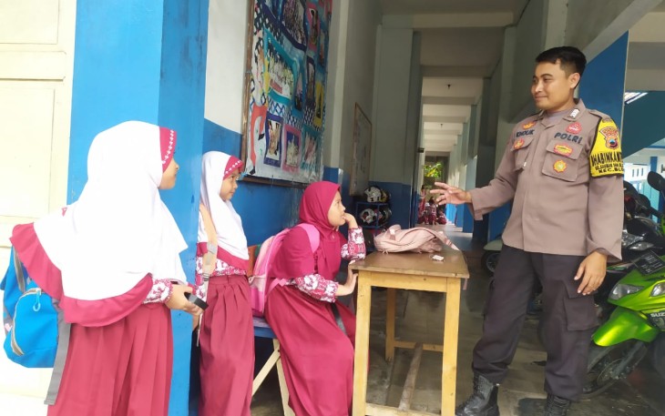 Anggota Polres Blora dan TNI saat mengimbau kepada murid sekolah terkait isu penculikan anak.