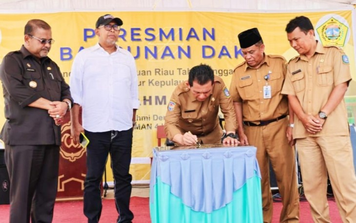 Gubernur Ansar saat Resmikan Laboratorium Kimia SMA Negeri 4 Karimun 