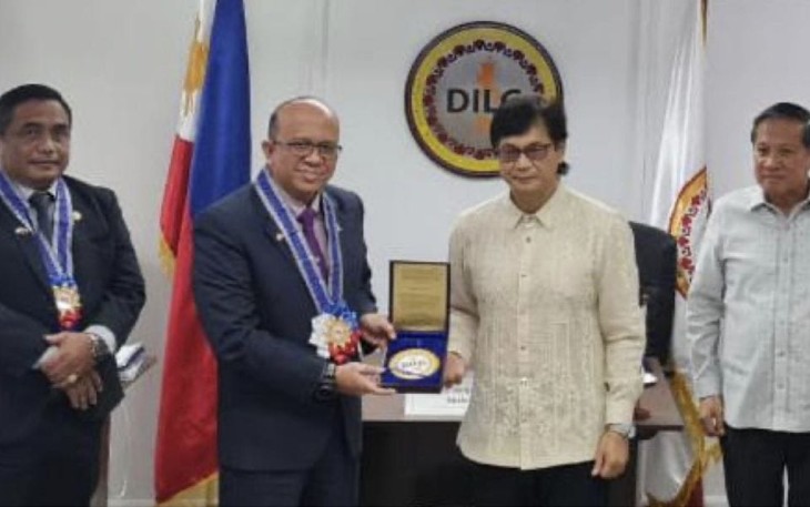 foto bersama dan tukar menukar cinderamata.