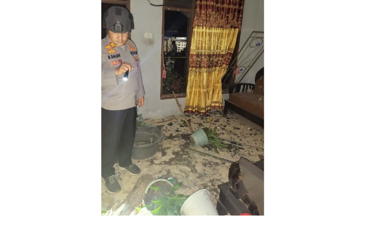 Kapolsek Batang Angkola AKP Raden Saleh Saat Mengecek Rumah Korban
