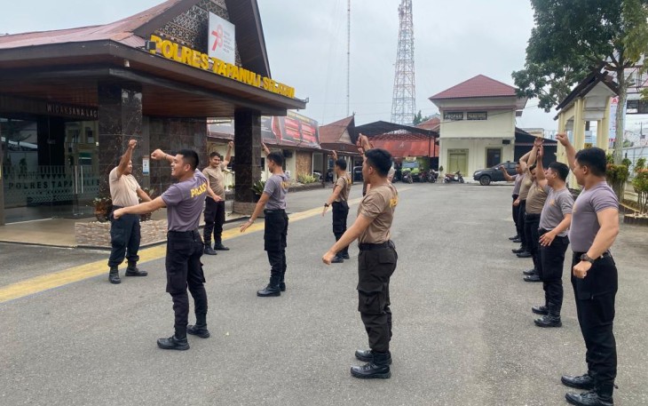 Personel Dalmas Sat Samapta Polres Tapsel Latihan Penguatan Fisik Hadapi Pemilu 2024
