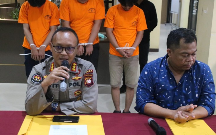 Kabid Humas Polda Kalbar Kombes Pol R. Petit Wijaya dan Direktur Reserse Kriminal Khusus Polda Kalbar Kombes Pol Luthfie Sulistiawan saat konferensi pers.