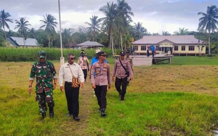 Danramil 1710-01/Kokonao Komsos Bersama Kadistrik dan Kapolsek Mimika Barat