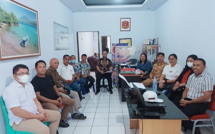 Foto Kanit Tipidkor Polres Bitung bersama 14 Saksi yang di hadirkan saat  pemeriksaan Dirtek PD Bangun Bitung di ruang Tipidkor