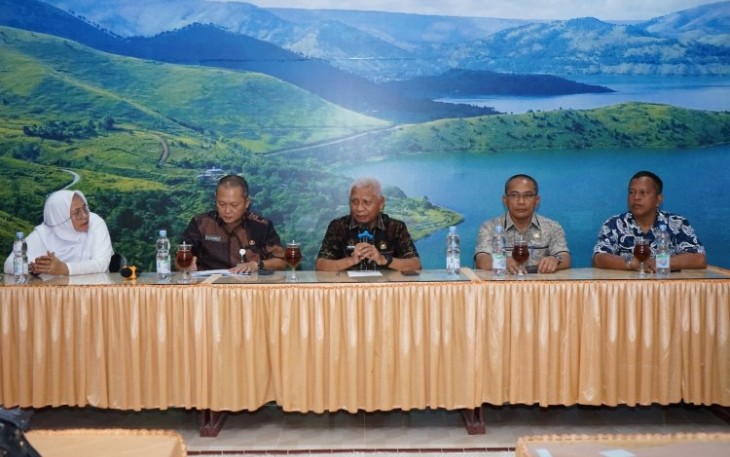Bupati Asahan Tinjau Papan Tulis Interaktif di SMPN 1 Kisaran