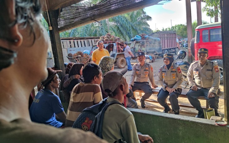 Kegiatan Jum’at Curhat sebagai bentuk pelayanan publik yang responsif terhadap aspirasi dan pertanyaan dari masyarakat.