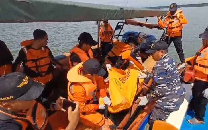 Tim SAR Gabungan TNI AL saat berhasil evakuasi korban