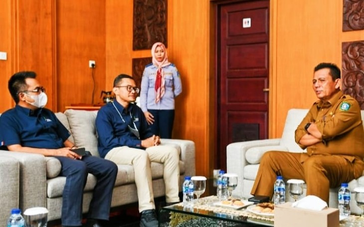 Gubernur Kepulauan Riau H. Ansar Ahmad saat mendampingi kunjungan jajaran PT Sarana Multi Infrastruktur ke Tanjungpinang, Senin (13/02).